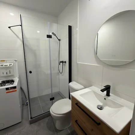 Cozy Near Center With Easy Transport Access 公寓 *